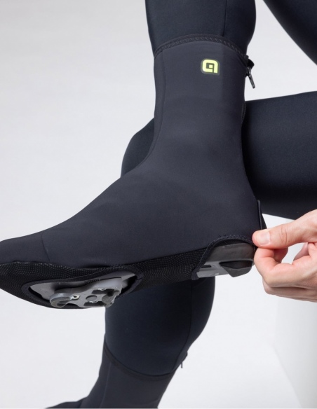 Ochraniacze na buty rowerowe Alé Cycling Frostguard, czarny, na modelu, tył