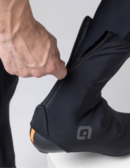 Ochraniacze na buty rowerowe Alé Cycling Frostguard, czarny, na modelu, przód