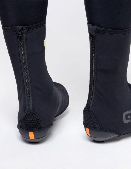 Ochraniacze na buty rowerowe Alé Cycling Frostguard, czarny, na modelu, przód