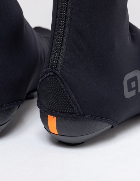 Ochraniacze na buty rowerowe Alé Cycling Frostguard, czarny, na modelu, przód
