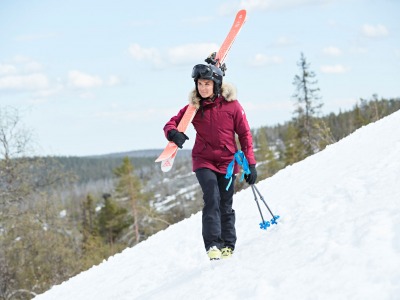 Czym różni się kurtka narciarska od snowbordowej?