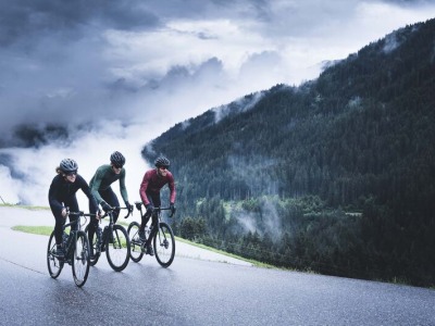 Czy bluzy rowerowe chronią przed wiatrem i deszczem?